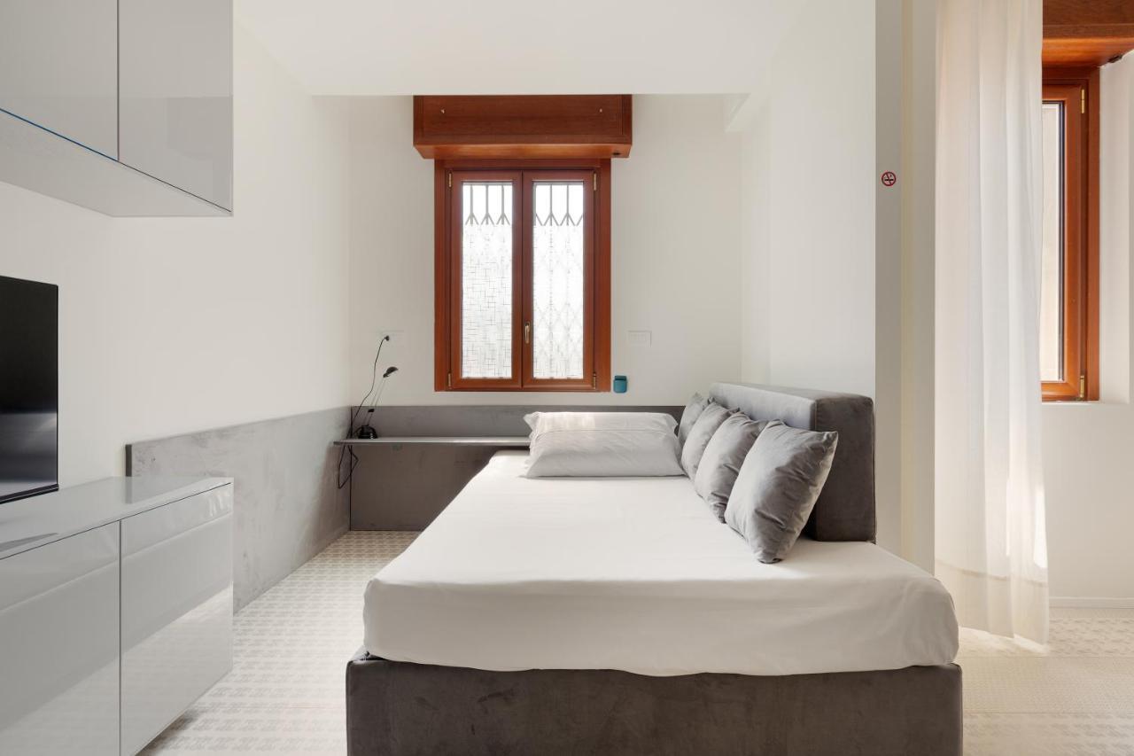 Milano Renovated Studio Apts Milão Exterior foto
