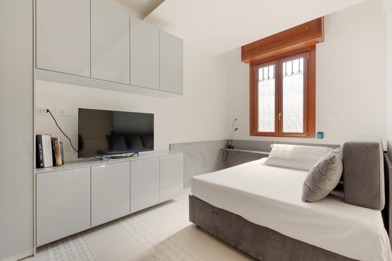 Milano Renovated Studio Apts Milão Exterior foto