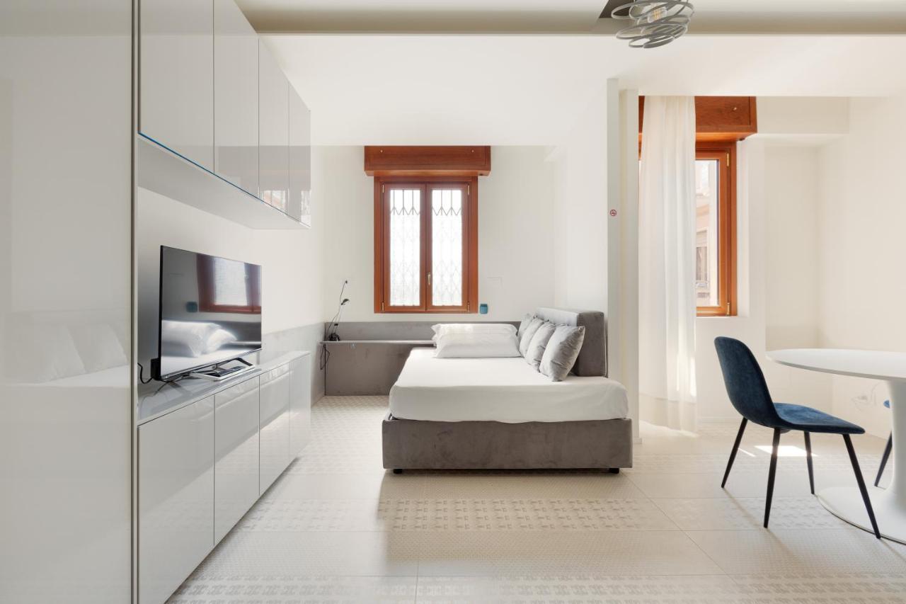 Milano Renovated Studio Apts Milão Exterior foto