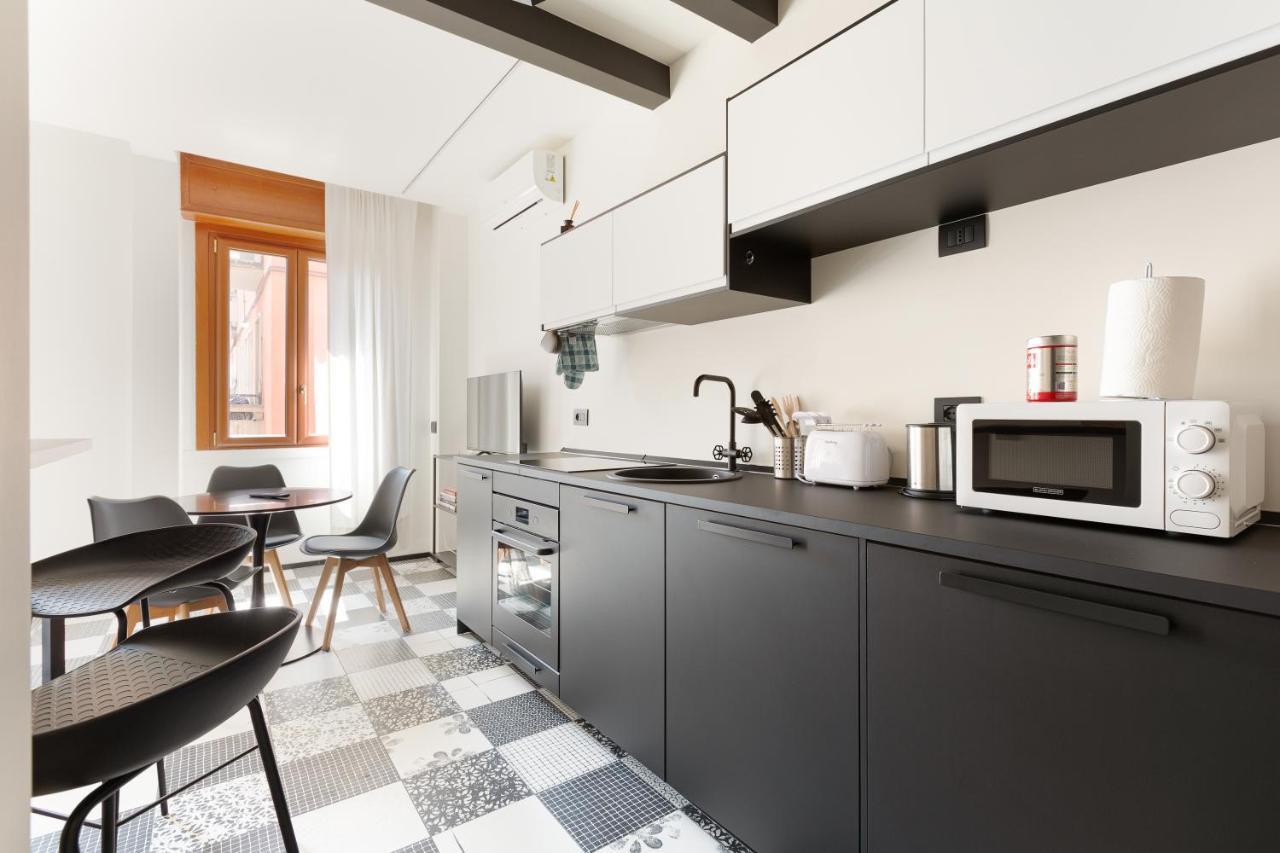 Milano Renovated Studio Apts Milão Exterior foto