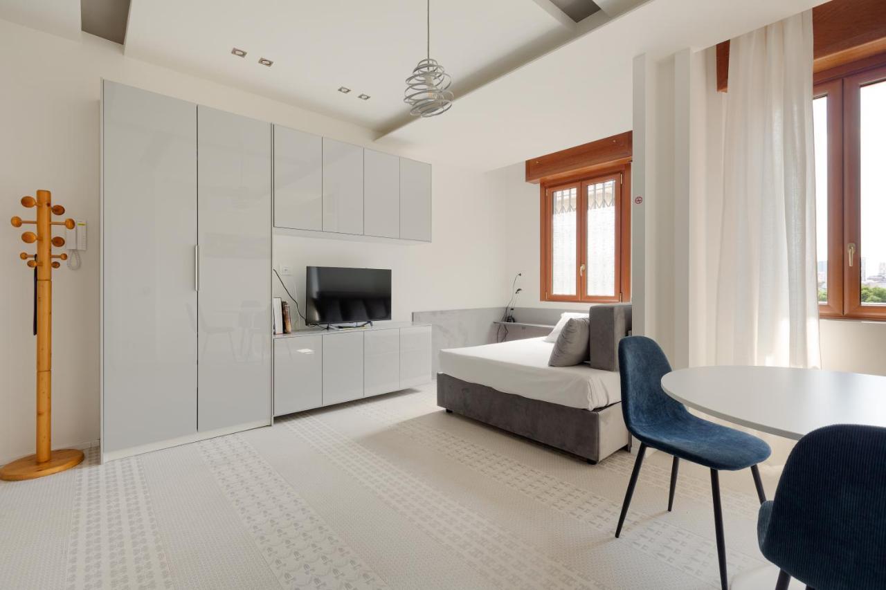 Milano Renovated Studio Apts Milão Exterior foto