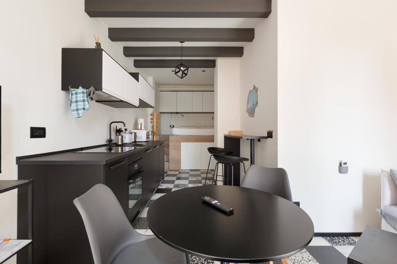 Milano Renovated Studio Apts Milão Exterior foto